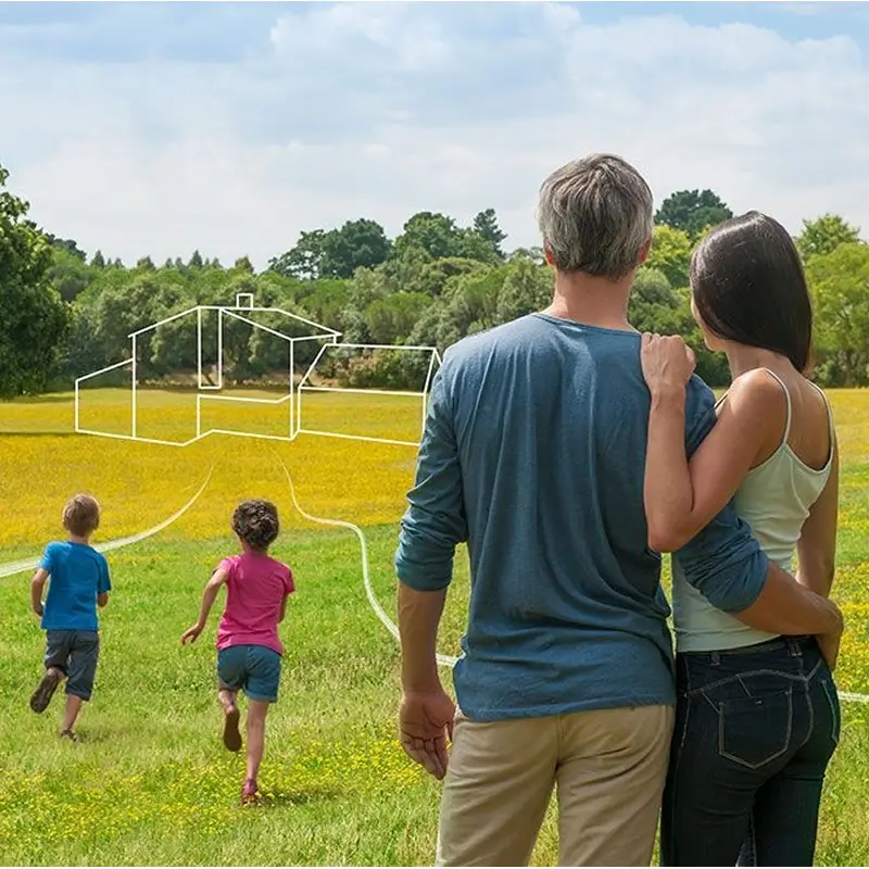 casal-com-dois-filhos-olhando-para-mata-e-imaginando-uma-futura-casa