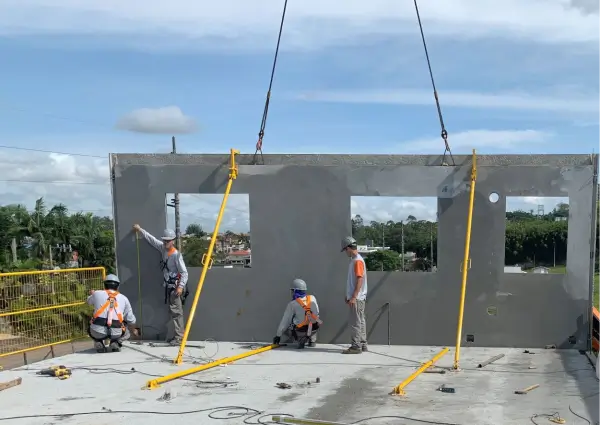 pedreiros-instalando-parede-de-concreto-armado