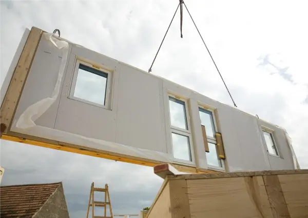 guindaste-transportanto-parede-de-wood-frame