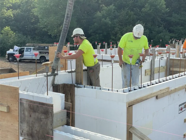pedreiros-enchendo-parede-de-icf-com-concreto