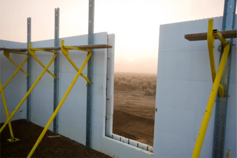 parede-montada-com-blocos-de-eps-no-sistema-construtivo-icf