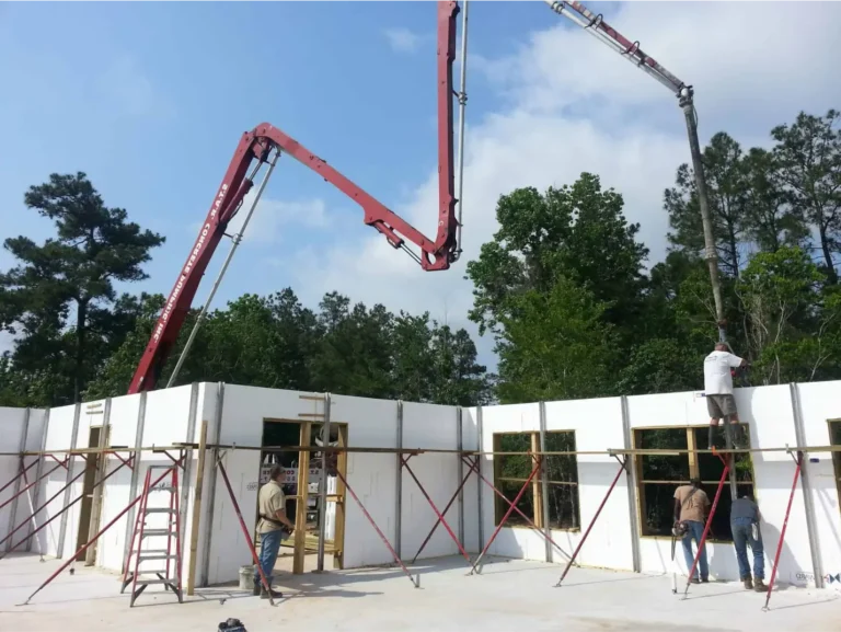 pedreiros-enchendo-parede-de-icf-com-concreto-usando-bomba-lança