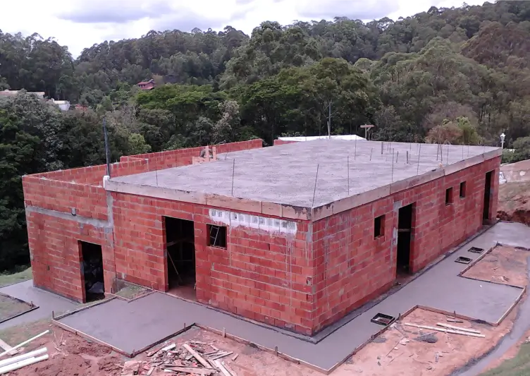 casa-em-construçao-com-tijolo-ceramico-estrutural-com-floresta-de-fundo