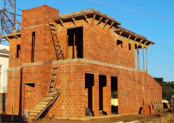 sobrado-em-construçao-com-tijolo-ceramico-estrutural