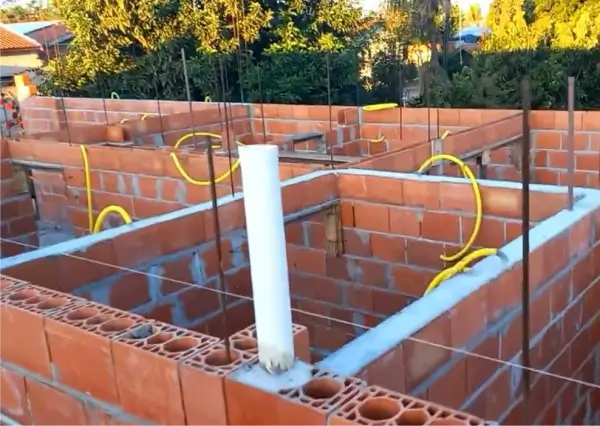 casa-em-contruçao-com-meia-parede-com-tijolo-ceramico-estrutural