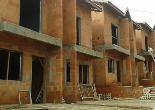 casa-geminada-em-construçao-com-tijolo-ceramico-estrutural