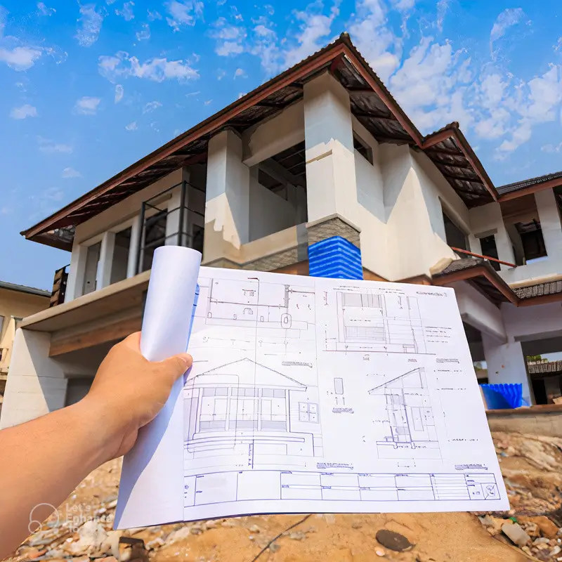 engenheiro-conferindo-o-projeto-com-a-casa-construida